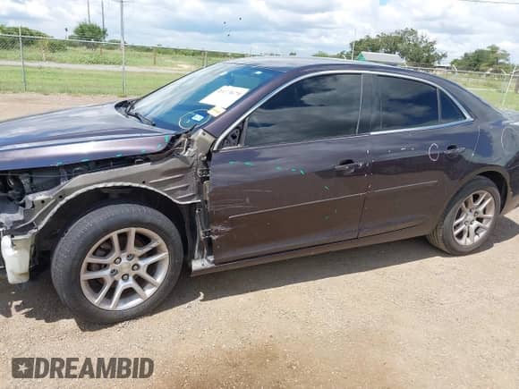 2015 Chevrolet Malibu LT z VIN 1G11C5SL1FF203669, wystawiony jako IAAI lot #43173679 z przebiegiem 172 863 mil mil oraz . Historia ofert i sprzedaży dostępna na DreamBid. Obrazek 6.