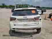 2019 Jeep Compass Altitude z VIN 3C4NJCBB6KT743058, wystawiony jako Copart lot #65037395 z przebiegiem Nie podano mil oraz Szkoda całkowita • Salvage title. Historia ofert i sprzedaży dostępna na DreamBid. Obrazek 6.