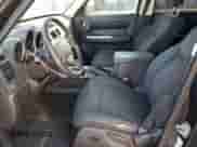 2011 Dodge Nitro SXT z VIN 1D4PU5GK8BW532378, wystawiony jako Copart lot #86104464 z przebiegiem 181 439 mil mil oraz Czysty tytuł • Clean title. Historia ofert i sprzedaży dostępna na DreamBid. Obrazek 7.
