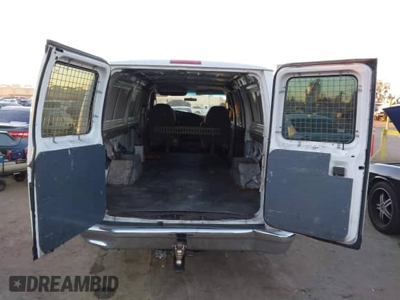 2008 Ford Econoline Cargo Commercial z VIN 1FTNS24L18DA11772, wystawiony jako IAAI lot #41025371 z przebiegiem 223 532 mil mil oraz . Historia ofert i sprzedaży dostępna na DreamBid. Obrazek 16.