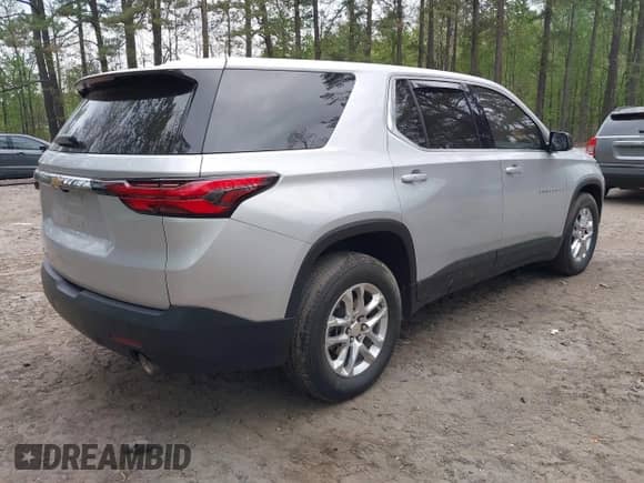 2022 Chevrolet Traverse LS z VIN 1GNEVFKW4NJ101305, wystawiony jako IAAI lot #42037461 z przebiegiem 62 055 mil mil oraz . Historia ofert i sprzedaży dostępna na DreamBid. Obrazek 4.
