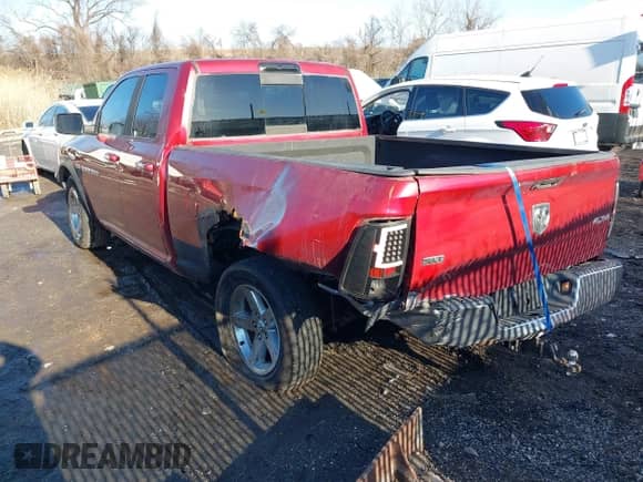 2011 Ram 1500 SLT z VIN 1D7RV1GT0BS620424, wystawiony jako IAAI lot #41530464 z przebiegiem 134 876 mil mil oraz . Historia ofert i sprzedaży dostępna na DreamBid. Obrazek 3.