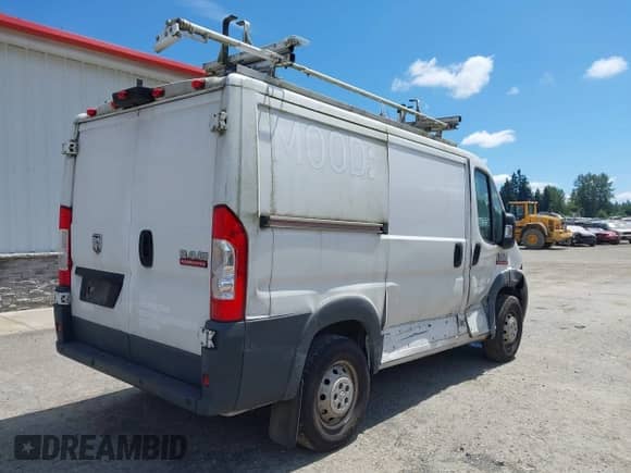 2018 Ram ProMaster Cargo z VIN 3C6TRVNG2JE142095, wystawiony jako IAAI lot #42593517 z przebiegiem 209 360 mil mil oraz . Historia ofert i sprzedaży dostępna na DreamBid. Obrazek 4.