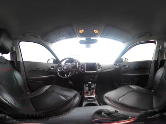 2019 Jeep Compass Trailhawk z VIN 3C4NJDDB9KT697776, wystawiony jako IAAI lot #43195312 z przebiegiem 82 655 mil mil oraz . Historia ofert i sprzedaży dostępna na DreamBid. Obrazek 19.