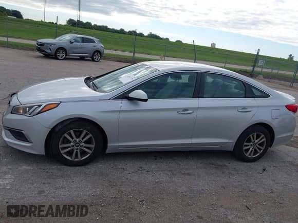 2017 Hyundai Sonata SE с VIN 5NPE24AFXHH441837, выставлен на аукционе IAAI как лот 43051578 с пробегом 151 662 миль миль и . История ставок и продаж доступна на DreamBid. Изображение 14.