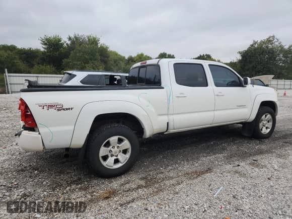 2008 Toyota Tacoma with VIN 3TMMU52N18M005342, listed as a Copart auction lot 84382285 with 280,015 mi miles and Salvage title. Bid and sale history available at DreamBid. Image 3.