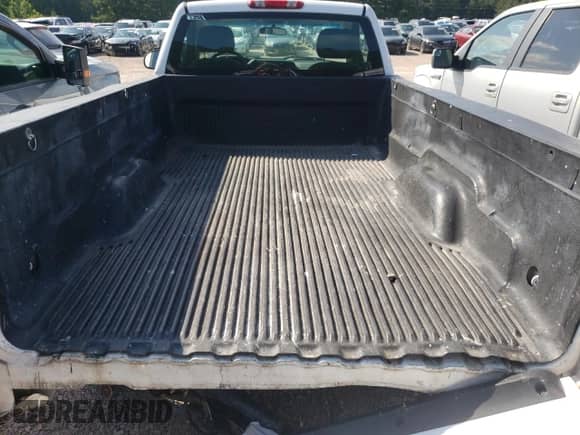 2008 GMC Sierra 1500 Work Truck z VIN 1GTEC14C58Z900651, wystawiony jako Copart lot #63002755 z przebiegiem 311 841 mil mil oraz Czysty tytuł • Clean title. Historia ofert i sprzedaży dostępna na DreamBid. Obrazek 10.