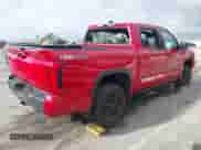 2025 Toyota Tundra SR5 z VIN 5TFWA5DB3SX286467, wystawiony jako IAAI lot #43203208 z przebiegiem Nie podano mil oraz . Historia ofert i sprzedaży dostępna na DreamBid. Obrazek 4.