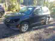 2015 Volkswagen Tiguan S z VIN WVGAV7AX3FW583711, wystawiony jako IAAI lot #43437551 z przebiegiem 213 857 mil mil oraz . Historia ofert i sprzedaży dostępna na DreamBid. Obrazek 2.