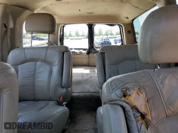 2002 Chevrolet Suburban LT z VIN 3GNGC26U42G214796, wystawiony jako Copart lot #57708045 z przebiegiem Nie podano mil oraz Szkoda całkowita • Salvage title. Historia ofert i sprzedaży dostępna na DreamBid. Obrazek 10.