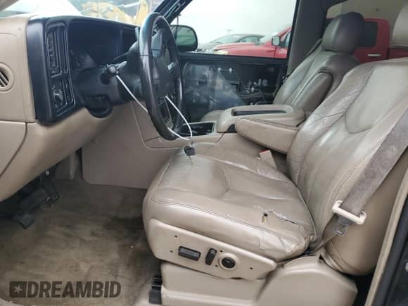 2005 GMC Sierra 1500 SLT z VIN 2GTEC13TX51146328, wystawiony jako Copart lot #43947725 z przebiegiem 350 898 mil mil oraz Szkoda całkowita • Salvage title. Historia ofert i sprzedaży dostępna na DreamBid. Obrazek 7.