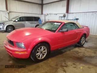 2008 Ford Mustang Deluxe with VIN 1ZVHT84N285204857, listed as a Copart auction lot 70898985 with 137,173 mi miles and Salvage title. Bid and sale history available at DreamBid. Image 1.