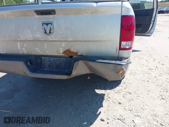 2011 Ram 1500 ST z VIN 3D7JB1EK5BG591638, wystawiony jako IAAI lot #42810688 z przebiegiem 95 210 mil mil oraz . Historia ofert i sprzedaży dostępna na DreamBid. Obrazek 6.