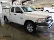 2018 Ram 1500 Express z VIN 1C6RR7FG8JS321047, wystawiony jako Copart lot #81482445 z przebiegiem 179 214 mil mil oraz Czysty tytuł • Clean title. Historia ofert i sprzedaży dostępna na DreamBid. Obrazek 4.