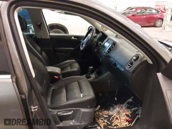 2012 Volkswagen Tiguan SE с VIN WVGBV7AX7CW103623, выставлен на аукционе IAAI как лот 41250142 с пробегом 82 505 миль миль и . История ставок и продаж доступна на DreamBid. Изображение 5.