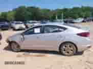 2019 Hyundai Elantra SEL z VIN 5NPD84LF0KH497395, wystawiony jako IAAI lot #42572388 z przebiegiem 60 610 mil mil oraz . Historia ofert i sprzedaży dostępna na DreamBid. Obrazek 14.