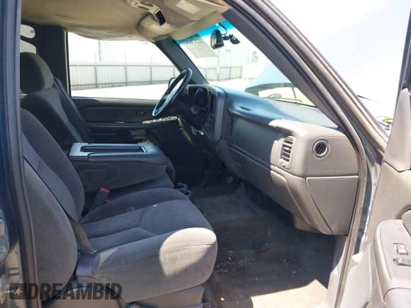 2006 Chevrolet Silverado 1500 LT2 z VIN 2GCEC13TX61157587, wystawiony jako IAAI lot #42217816 z przebiegiem 231 426 mil mil oraz . Historia ofert i sprzedaży dostępna na DreamBid. Obrazek 5.