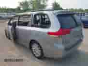 2013 Toyota Sienna LE z VIN 5TDJK3DC3DS061379, wystawiony jako IAAI lot #42380482 z przebiegiem Nie podano mil oraz . Historia ofert i sprzedaży dostępna na DreamBid. Obrazek 3.