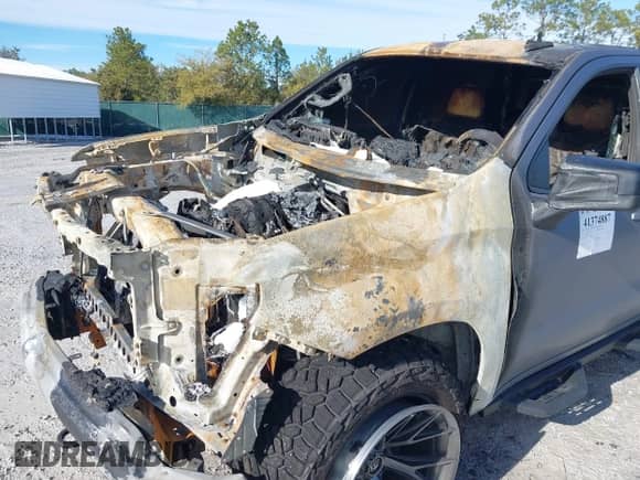 2022 Chevrolet Silverado 1500 RST z VIN 1GCUDEED8NZ558776, wystawiony jako IAAI lot #41374887 z przebiegiem Nie podano mil oraz . Historia ofert i sprzedaży dostępna na DreamBid. Obrazek 12.