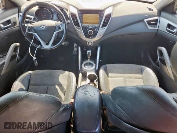 2015 Hyundai Veloster z VIN KMHTC6AD8FU240287, wystawiony jako Copart lot #82373995 z przebiegiem 187 497 mil mil oraz Czysty tytuł • Clean title. Historia ofert i sprzedaży dostępna na DreamBid. Obrazek 8.