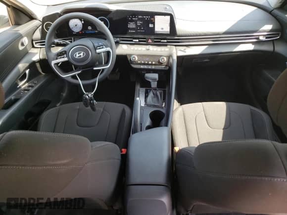 2024 Hyundai Elantra SEL z VIN KMHLM4DG3RU678419, wystawiony jako Copart lot #81804365 z przebiegiem 6 886 mil mil oraz Szkoda całkowita • Salvage title. Historia ofert i sprzedaży dostępna na DreamBid. Obrazek 8.