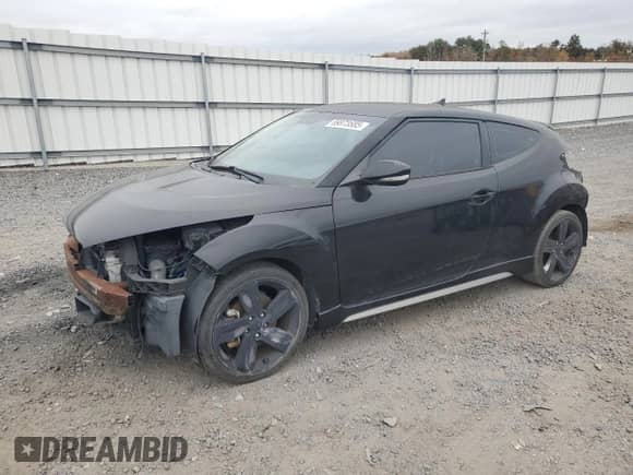 2013 Hyundai Veloster Turbo z VIN KMHTC6AE7DU163868, wystawiony jako Copart lot #89873585 z przebiegiem 80 461 mil mil oraz Czysty tytuł • Clean title. Historia ofert i sprzedaży dostępna na DreamBid. Obrazek 1.