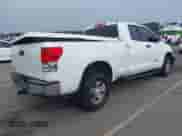 2012 Toyota Tundra z VIN 5TFRU5F17CX027958, wystawiony jako IAAI lot #42690061 z przebiegiem 228 438 mil mil oraz . Historia ofert i sprzedaży dostępna na DreamBid. Obrazek 4.