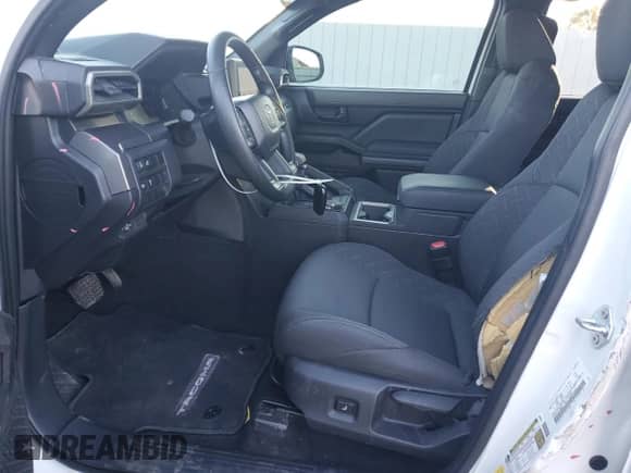 2024 Toyota Tacoma SR5 z VIN 3TYLB5JN6RT040080, wystawiony jako Copart lot #86147085 z przebiegiem 7 596 mil mil oraz Szkoda całkowita • Salvage title. Historia ofert i sprzedaży dostępna na DreamBid. Obrazek 7.