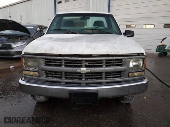 1999 Chevrolet Silverado 2500 z VIN 1GCGC24RXXR706800, wystawiony jako Copart lot #79443784 z przebiegiem 259 085 mil mil oraz Szkoda całkowita • Salvage title. Historia ofert i sprzedaży dostępna na DreamBid. Obrazek 5.