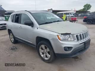 2012 Jeep Compass Latitude z VIN 1C4NJDEB8CD546093, wystawiony jako IAAI lot #42645542 z przebiegiem 136 999 mil mil oraz . Historia ofert i sprzedaży dostępna na DreamBid. Obrazek 1.