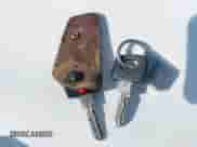 1986 Mercedes-Benz 300 E z VIN WDBEA30D5GA316780, wystawiony jako IAAI lot #42560321 z przebiegiem 121 146 mil mil oraz . Historia ofert i sprzedaży dostępna na DreamBid. Obrazek 11.