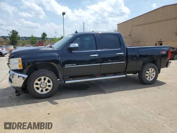 2013 Chevrolet Silverado 2500HD LTZ z VIN 1GC1KYE80DF166324, wystawiony jako Copart lot #56515545 z przebiegiem 584 289 mil mil oraz Szkoda całkowita • Salvage title. Historia ofert i sprzedaży dostępna na DreamBid. Obrazek 1.