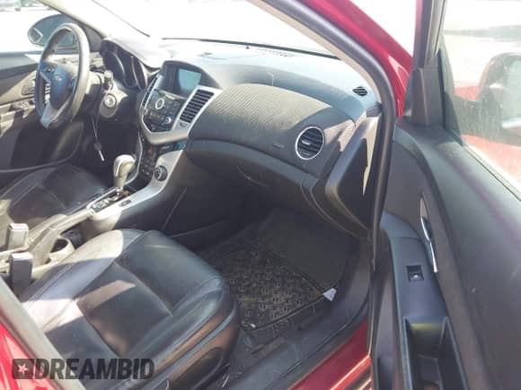 2013 Chevrolet Cruze 2LT z VIN 1G1PE5SB2D7188747, wystawiony jako IAAI lot #42998393 z przebiegiem 206 910 mil mil oraz . Historia ofert i sprzedaży dostępna na DreamBid. Obrazek 5.