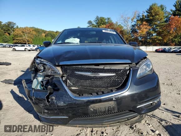 2014 Chrysler 200 Touring z VIN 1C3CCBBGXEN171198, wystawiony jako Copart lot #86832955 z przebiegiem 97 935 mil mil oraz Czysty tytuł • Clean title. Historia ofert i sprzedaży dostępna na DreamBid. Obrazek 5.