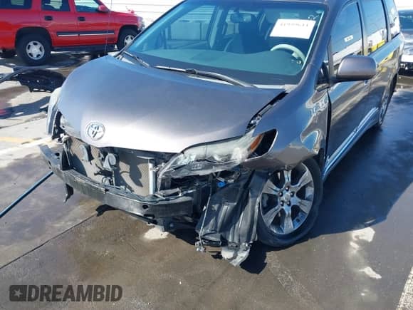 2012 Toyota Sienna SE with VIN 5TDXK3DCXCS233593, listed as a IAAI auction lot 41959611 with 85,558 mi miles and . Bid and sale history available at DreamBid. Image 6.