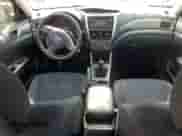 2013 Subaru Forester X z VIN JF2SHAAC7DG406193, wystawiony jako Copart lot #62078285 z przebiegiem 182 547 mil mil oraz Czysty tytuł • Clean title. Historia ofert i sprzedaży dostępna na DreamBid. Obrazek 8.