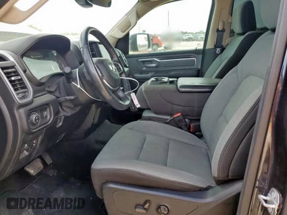 2020 Ram 1500 Lone Star z VIN 1C6RREFT2LN210061, wystawiony jako Copart lot #64736105 z przebiegiem 84 438 mil mil oraz Szkoda całkowita • Salvage title. Historia ofert i sprzedaży dostępna na DreamBid. Obrazek 7.