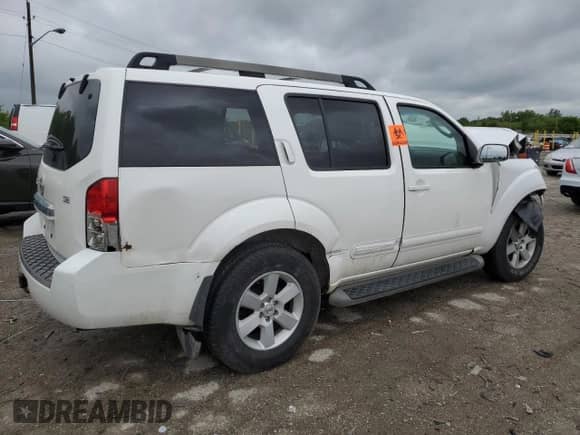2008 Nissan Pathfinder SE z VIN 5N1AR18B88C629212, wystawiony jako Copart lot #57483945 z przebiegiem Nie podano mil oraz Szkoda całkowita • Salvage title. Historia ofert i sprzedaży dostępna na DreamBid. Obrazek 3.