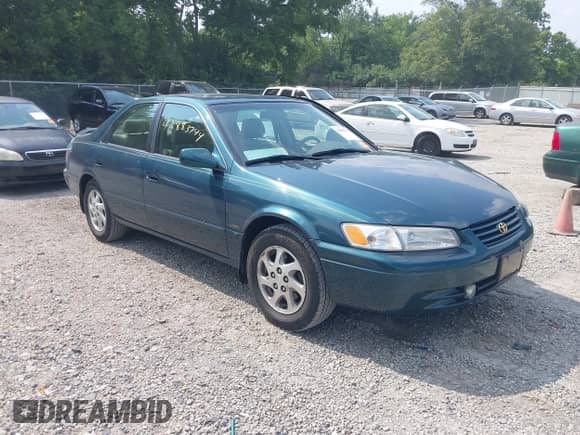 1997 Toyota Camry LE z VIN 4T1BF22K2VU922475, wystawiony jako IAAI lot #42883744 z przebiegiem 131 677 mil mil oraz . Historia ofert i sprzedaży dostępna na DreamBid. Obrazek 1.