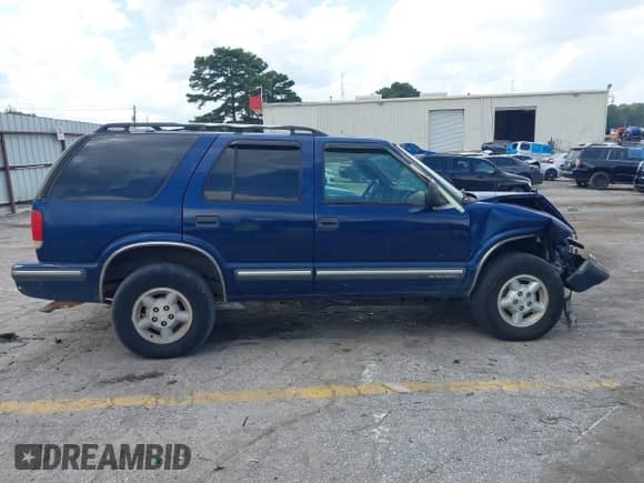 1998 Chevrolet Blazer LS with VIN 1GNDT13W9W2297398, listed as a IAAI auction lot 43114741 with 237,133 mi miles and . Bid and sale history available at DreamBid. Image 13.