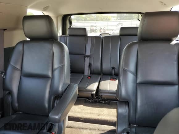 2011 Chevrolet Tahoe LTZ z VIN 1GNSKCE09BR177990, wystawiony jako Copart lot #81012815 z przebiegiem 194 704 mil mil oraz Szkoda całkowita • Salvage title. Historia ofert i sprzedaży dostępna na DreamBid. Obrazek 10.