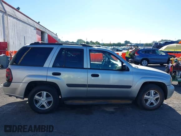 2005 Chevrolet TrailBlazer LS с VIN 1GNDT13S052147904, выставлен на аукционе IAAI как лот 43032450 с пробегом 212 170 миль миль и . История ставок и продаж доступна на DreamBid. Изображение 13.