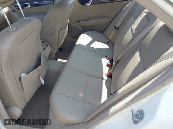 2009 Mercedes-Benz C 300 Sport z VIN WDDGF81X19F261502, wystawiony jako IAAI lot #42964093 z przebiegiem 106 395 mil mil oraz . Historia ofert i sprzedaży dostępna na DreamBid. Obrazek 8.