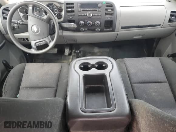 2014 Chevrolet Silverado 2500HD Work Truck z VIN 1GC1KVCG1EF184664, wystawiony jako Copart lot #47192755 z przebiegiem 199 338 mil mil oraz Szkoda całkowita • Salvage title. Historia ofert i sprzedaży dostępna na DreamBid. Obrazek 8.