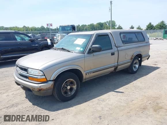 2002 Chevrolet S-10 z VIN 1GCCS14W828238193, wystawiony jako IAAI lot #42821728 z przebiegiem 111 064 mil mil oraz . Historia ofert i sprzedaży dostępna na DreamBid. Obrazek 2.