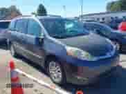 2009 Toyota Sienna XLE z VIN 5TDZK22C39S266837, wystawiony jako IAAI lot #43502004 z przebiegiem 241 252 mil mil oraz . Historia ofert i sprzedaży dostępna na DreamBid. Obrazek 1.