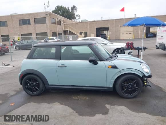 2013 MINI Hardtop z VIN WMWSU3C58DT547721, wystawiony jako IAAI lot #43348658 z przebiegiem 56 121 mil mil oraz . Historia ofert i sprzedaży dostępna na DreamBid. Obrazek 14.