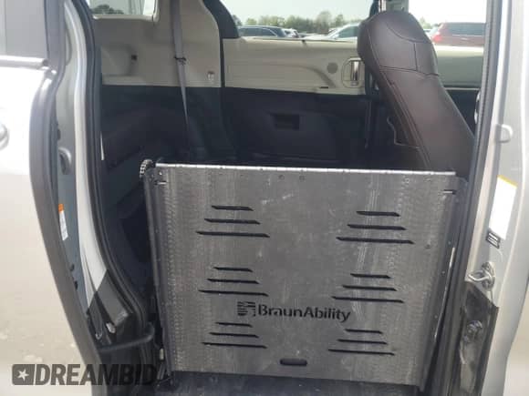 2024 Toyota Sienna Platinum z VIN 5TDERKEC3RS196035, wystawiony jako Copart lot #52682415 z przebiegiem 3 597 mil mil oraz Szkoda całkowita • Salvage title. Historia ofert i sprzedaży dostępna na DreamBid. Obrazek 11.