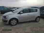 2014 Chevrolet Sonic LS z VIN 1G1JB6SH0E4195501, wystawiony jako Copart lot #43749755 z przebiegiem 152 952 mil mil oraz Szkoda całkowita • Salvage title. Historia ofert i sprzedaży dostępna na DreamBid. Obrazek 1.