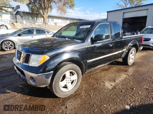 2005 Nissan Frontier SE z VIN 1N6AD06U95C411015, wystawiony jako Copart lot #84220545 z przebiegiem 167 313 mil mil oraz Szkoda całkowita • Salvage title. Historia ofert i sprzedaży dostępna na DreamBid. Obrazek 1.